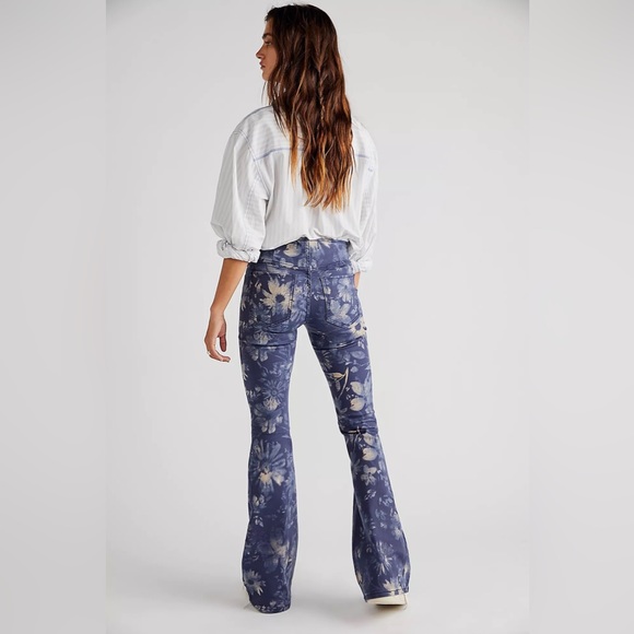 🌟FREE PEOPLE Penny Pull-On Printed Flare Jeans-Navy Combo-Size 27-28-29 - Picture 4 of 15